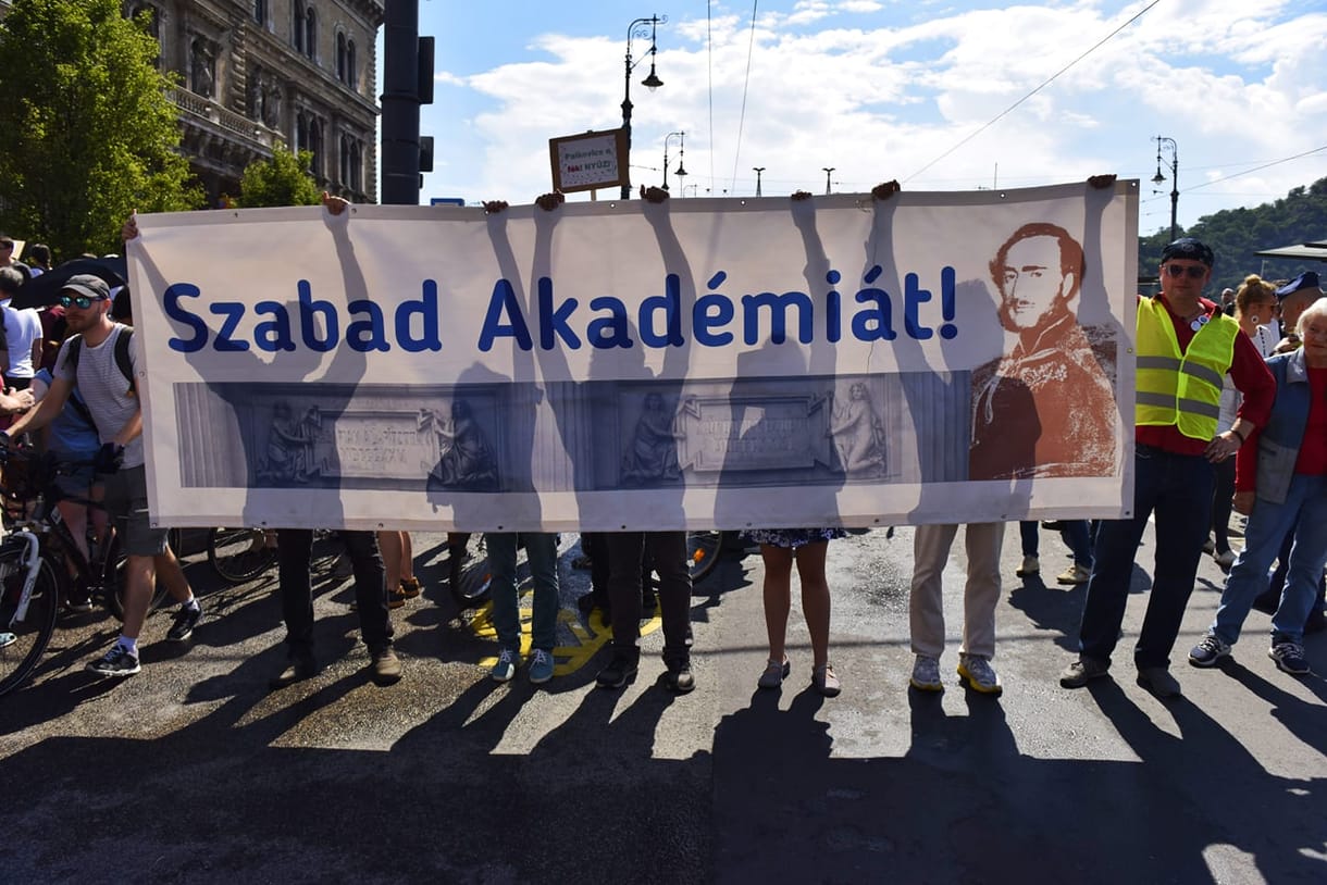 Szegeden is kiállnak az MTA mellett
