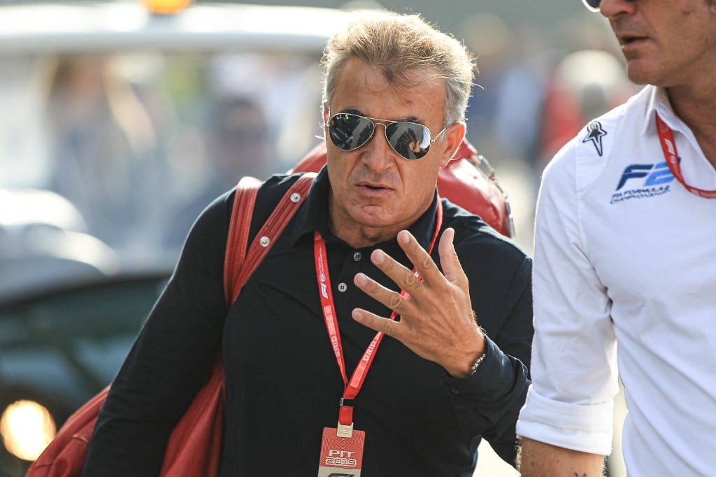 Egy „rossz vicc” miatt őrizetbe vették a korábbi F1-es pilóta Jean Alesit