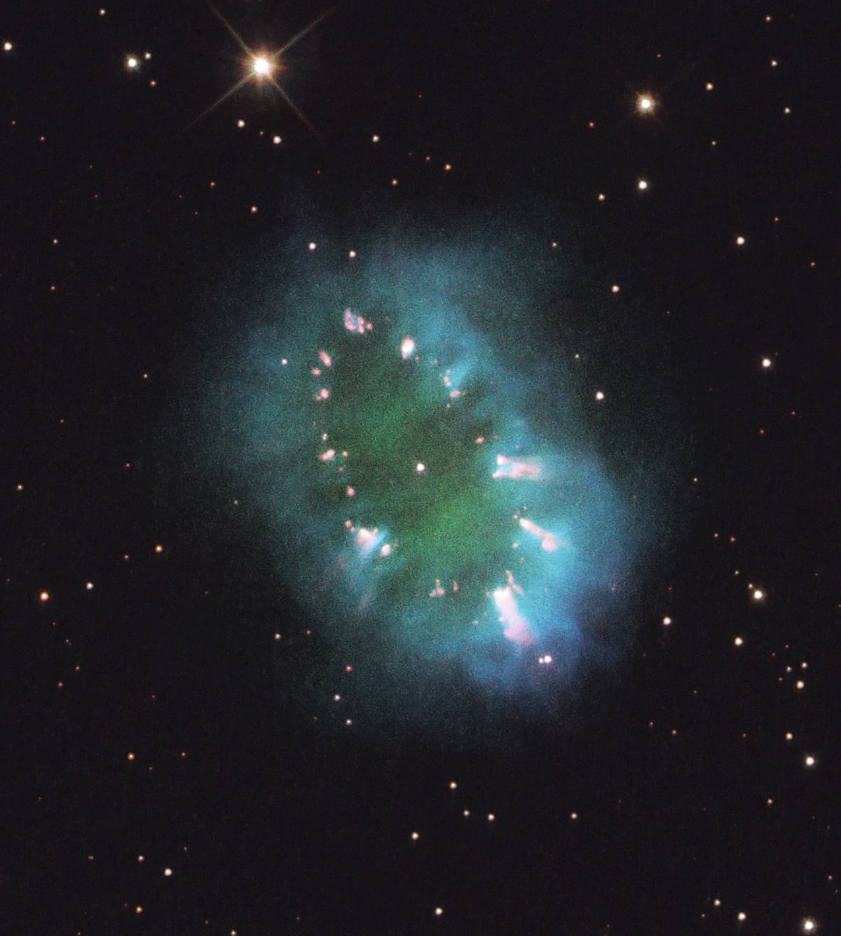 Fotó: gigantikus fénylő nyakéket talált a Hubble űrteleszkóp