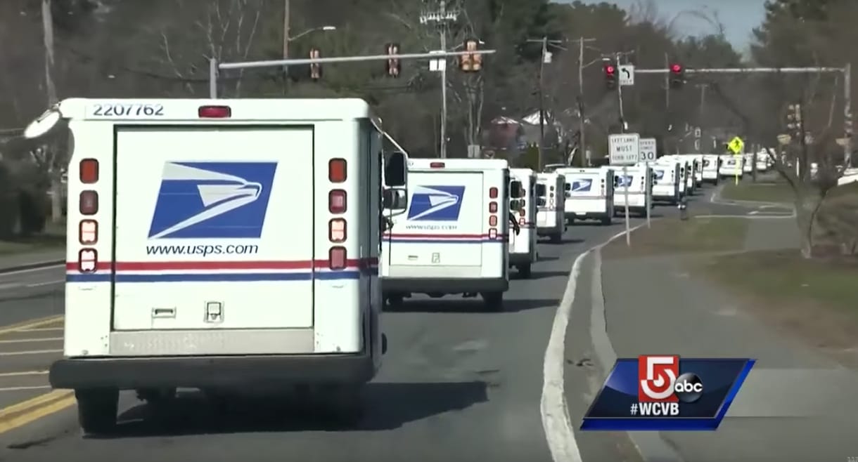 Megbénították a város forgalmát a postások, hogy egy beteg kisfiún segítsenek – videó