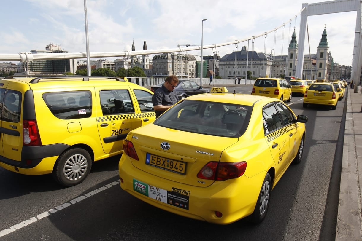 Befejeződött a taxistüntetés az Erzsébet hídon