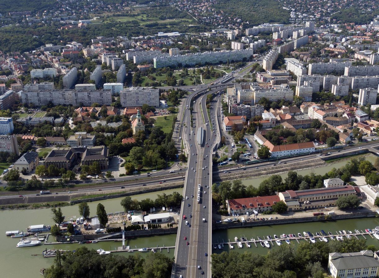 Kötélen, belőve lógott le a tizedikről, hogy órákig kopogjon barátnője ablakán egy óbudai férfi