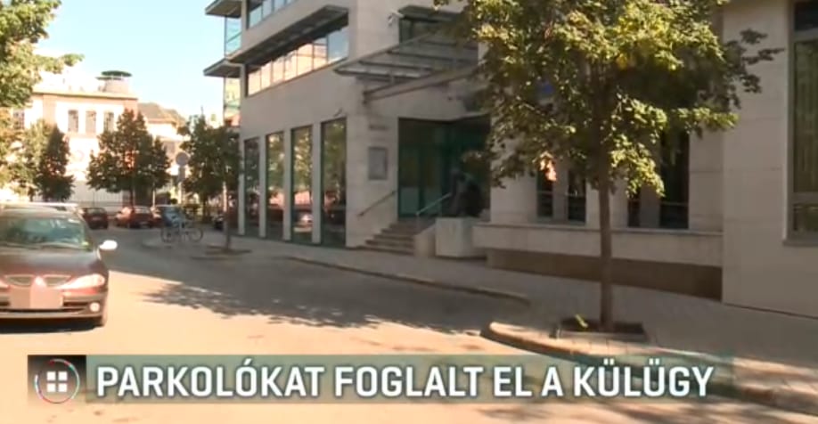 Nem elég a mélygarázs, több felszíni parkolóhelyet is lefoglalt magának a külügyminisztérium