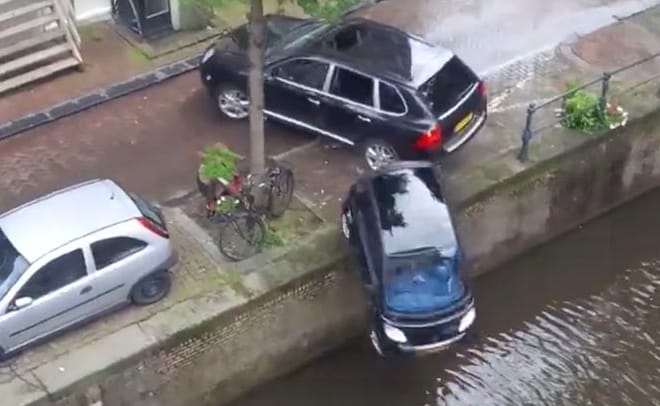 Hibázott a kaszkadőr, a folyóba lökte a Porsche a Smartot – videó