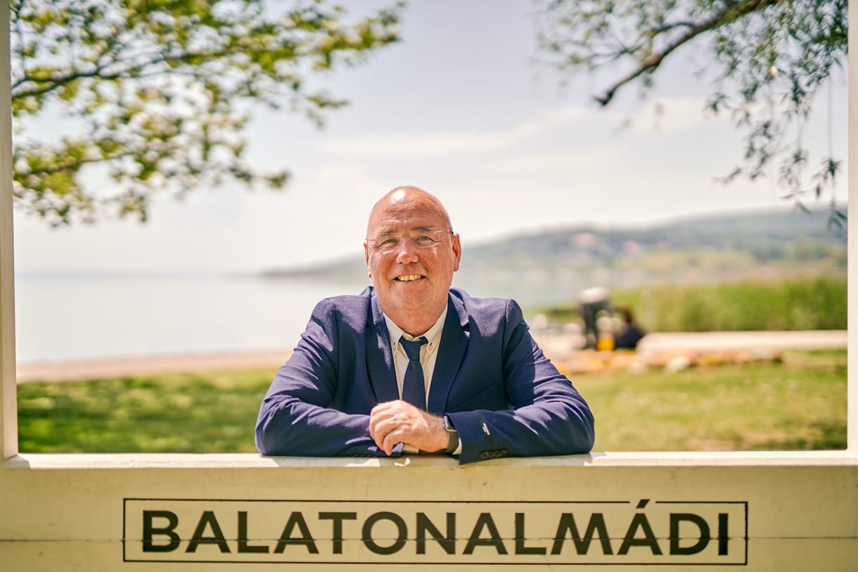 Balatonalmádi fideszes polgármestere ismét megnyert egy közbeszerzést, amit az önkormányzati cég írt ki