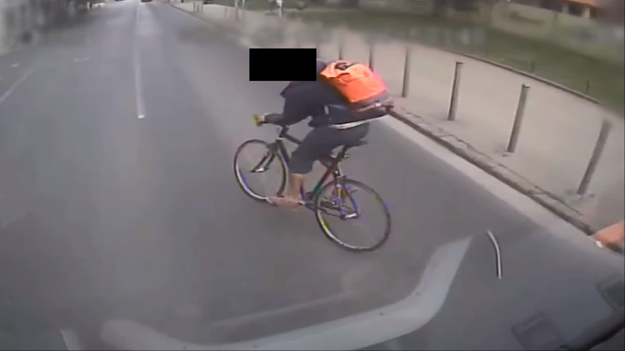Egy életre szóló sebesülést okozott az egyik utasnak a busz elé kivágó bringás 