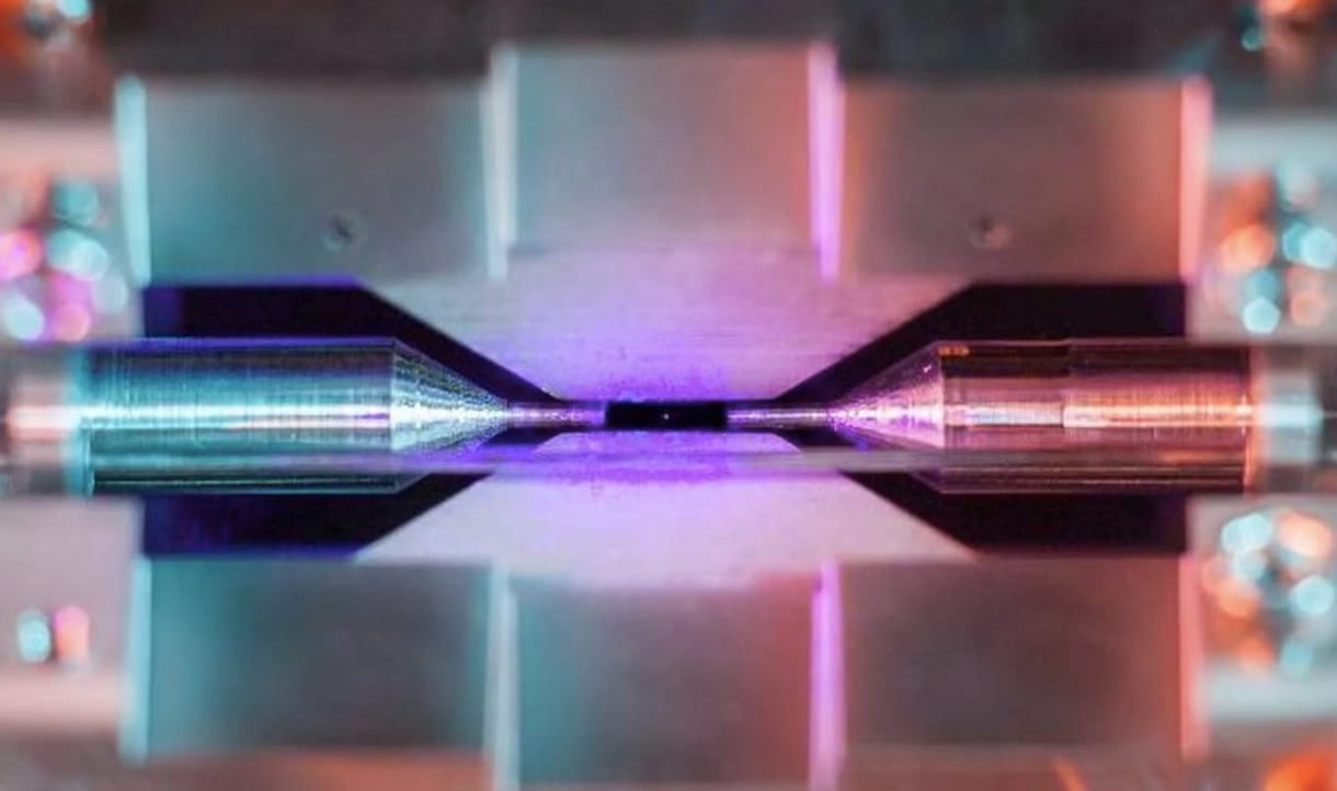 Már-már lehetetlen: egy brit egyetemista lefotózott egyetlen atomot