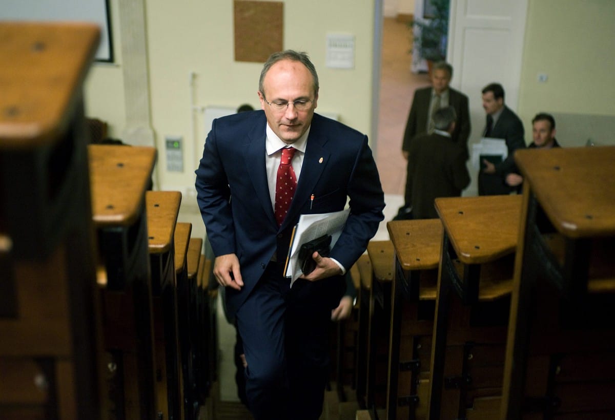 Titkolja a kormány, miből emelné az orvosi béreket
