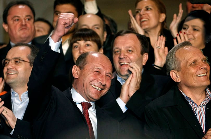 A román elnök csökkentené az állami szférában dolgozók számát