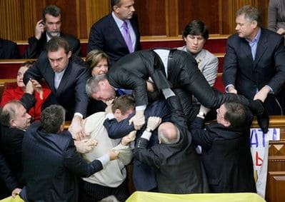 Videó: nyúlnak öltözött egy újságíró az ukrán parlamentben