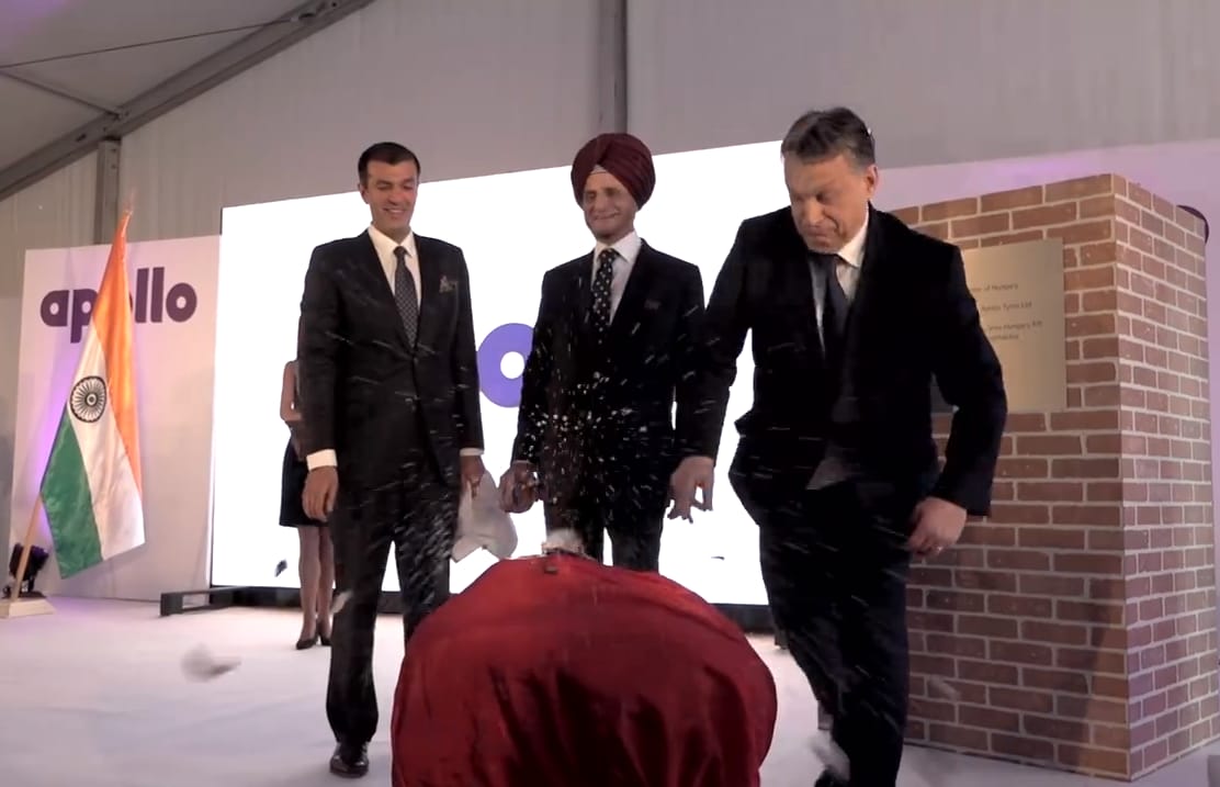 Villámvideó: Orbán Viktor egyetlen mozdulattal szétver egy kókuszdiót