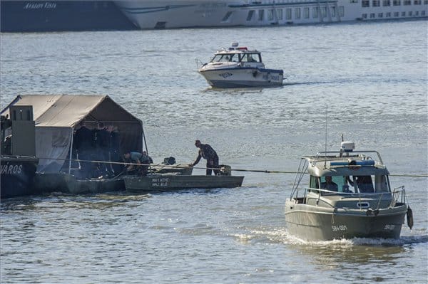 Csak szerda reggel nyúlnak hozzá a Dunában talált bombához