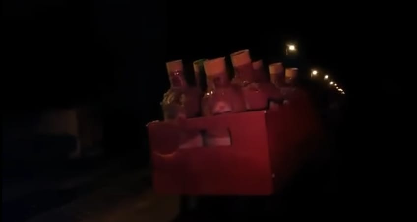 Egy rekesz sörnek öltöztek be a megyei focisták - bizarr videó