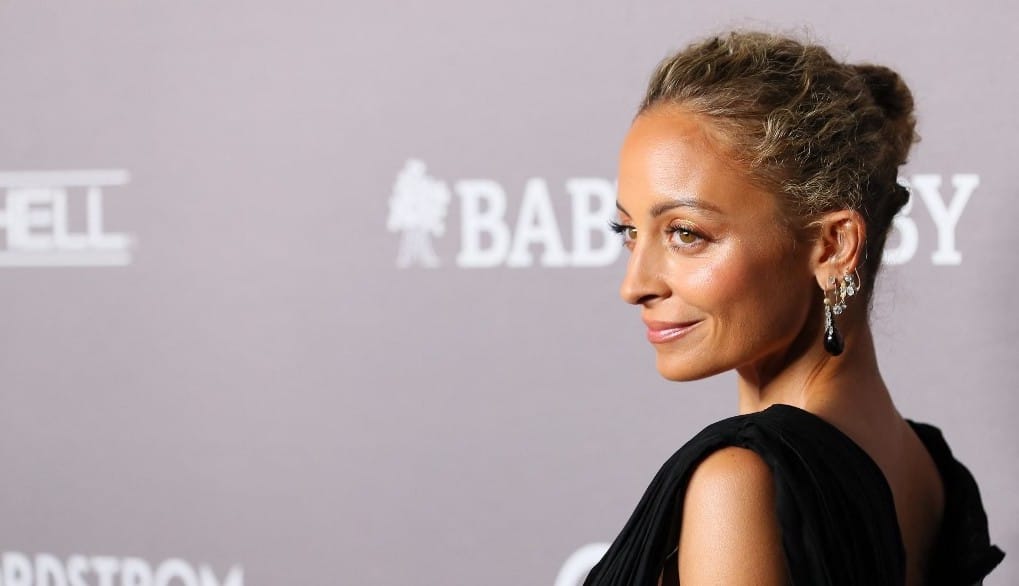 Lángra kapott Nicole Richie haja, pedig nagyon el akarta fújni a születésnapi gyertyáját
