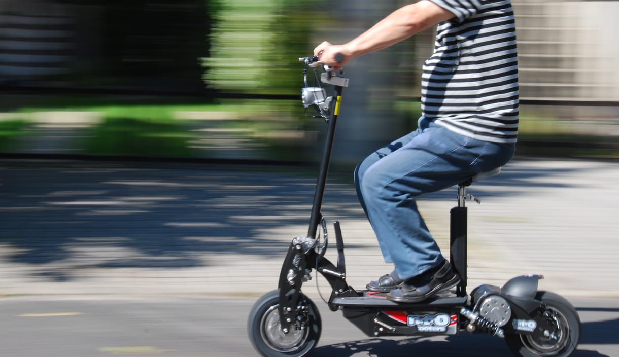 Benzin nélkül, hatvannal: villanyrollerrel száguldunk a városban