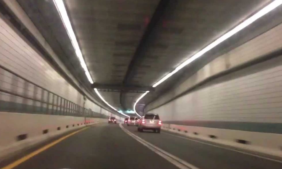 240 km/h tempóval az óceán alatti alagútban – bajba kerülhet a Top Gear