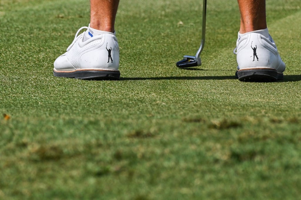 Luxus golfhétvégét és hatszázezres futópadot is elfogadott a korrupt minisztériumi vezető