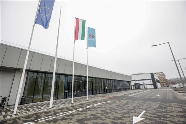 Átadták Szeged 16 miliárdból épült sportuszodáját