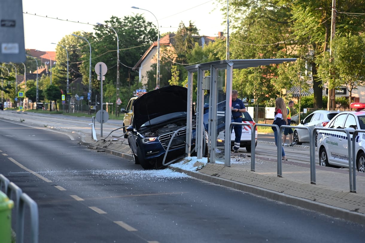 Villamosmegállót zúzott össze egy Audi Kispesten - fotó