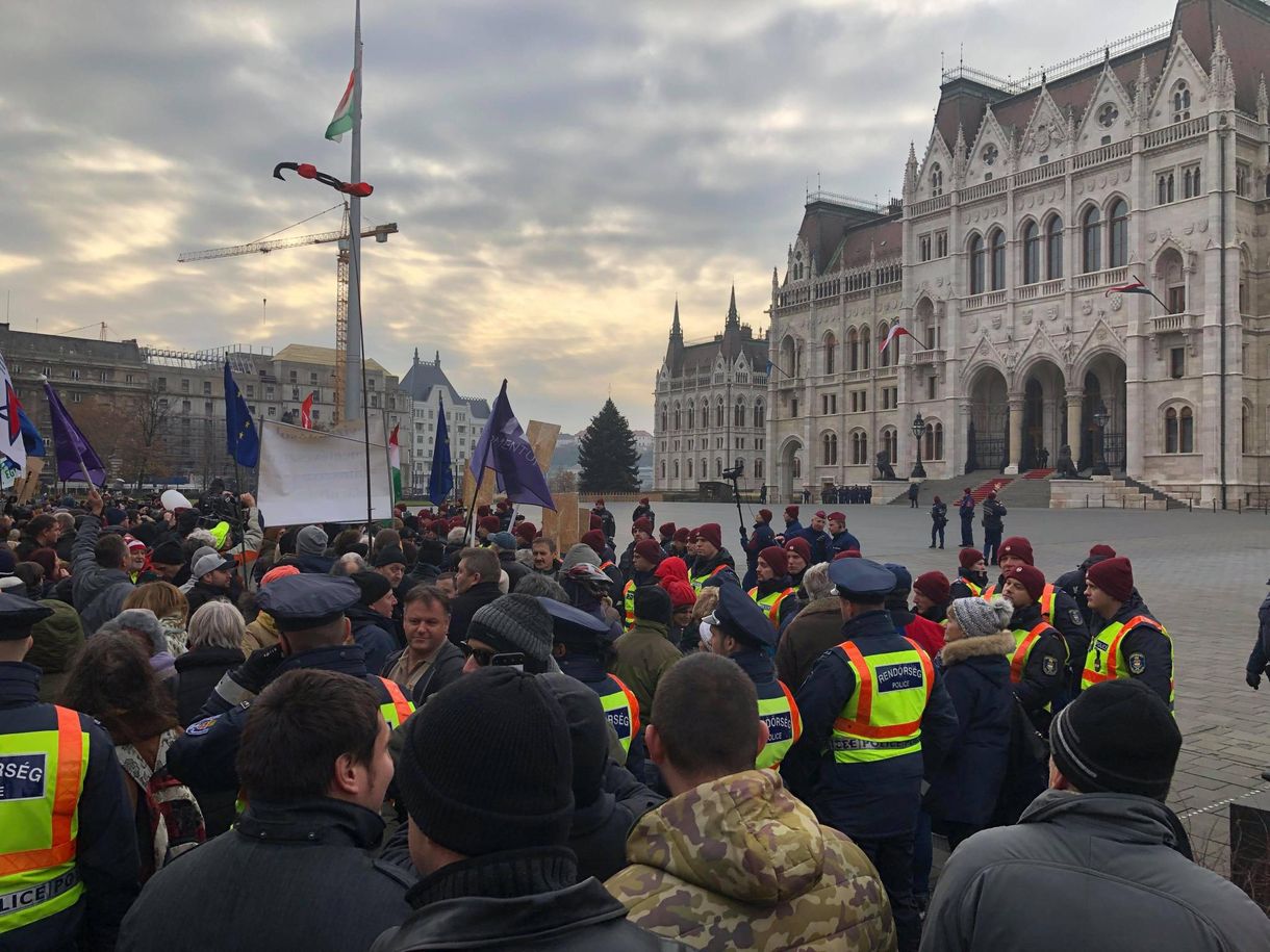 Lökdösődésben végződött a tüntetés, a Kossuth térre nyomulnak a demonstrálók