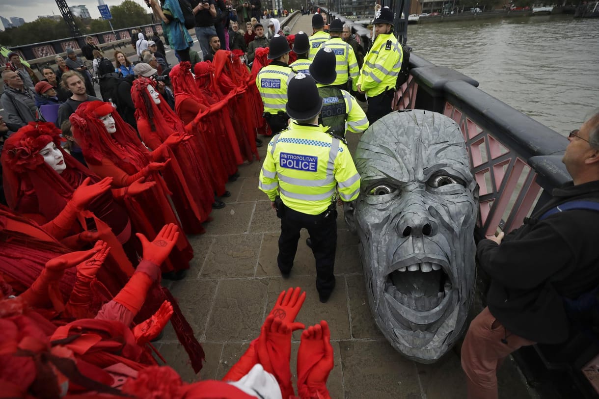Londonban és Amszterdamban több tucat klímatüntetőt állítottak elő