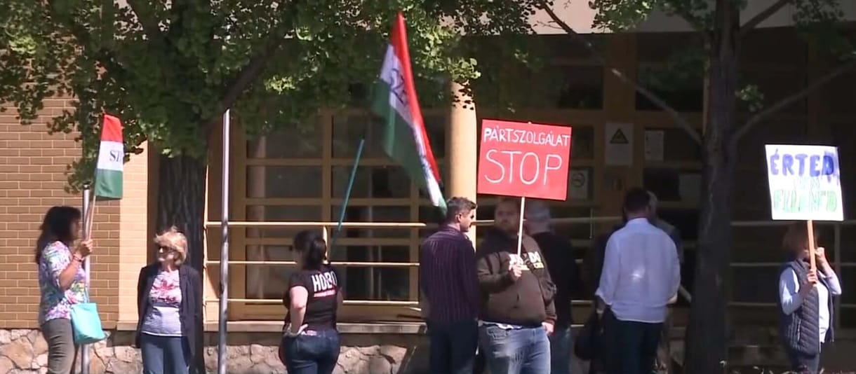 Helyiek tüntettek Szentendrén a lefokozott rendőrért, aki előállította a Magyar Péter rendezvényét megzavaró megafonos segédlelkészt