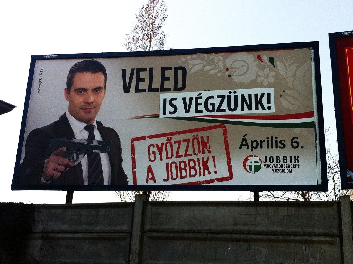 A Jobbik szerint a Hit Gyülekezete rajzolja a Hitler-bajuszt a plakátjaikra