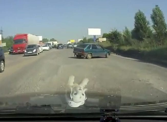 Így jár, aki Lada Samarával keménykedik a dugóban