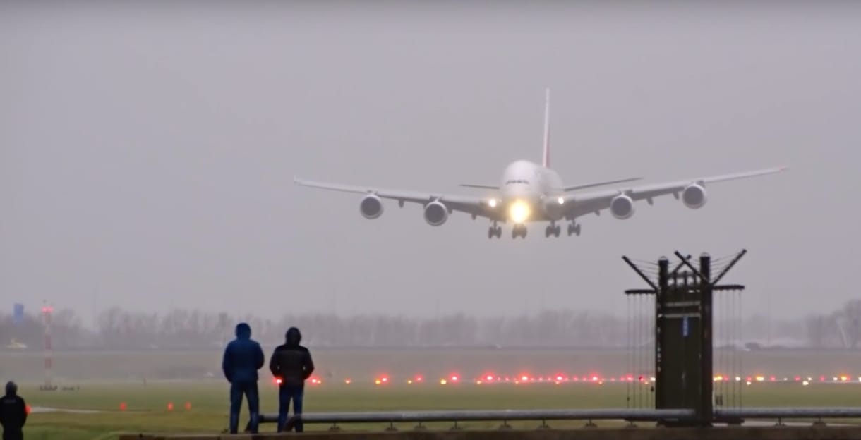 Videó: olyan nagy szél volt vasárnap, hogy alig tudtak leszállni a repülők az amszterdami repülőtéren