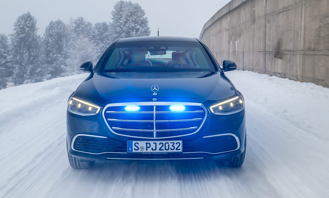 Kék villogó, páncél, V12: kipróbáltuk a 4,2 tonnás kancellári über Mercedes S-osztályt