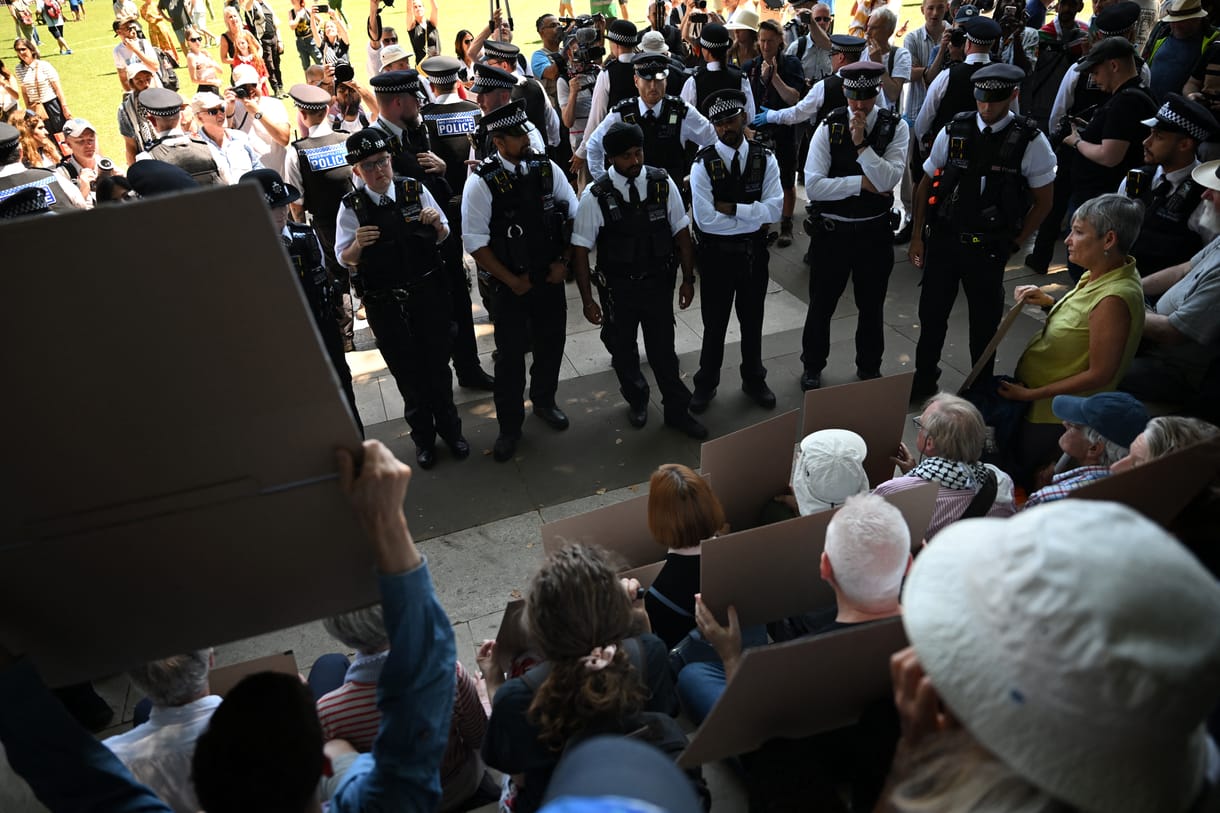 Terroristák közé sorolt csoport támogatása miatt tartóztattak le 41 tüntetőt Londonban