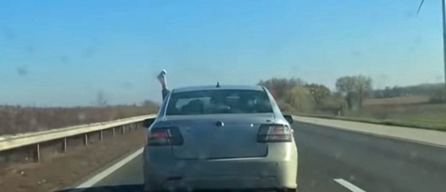 Dobozos üdítővel büntette egy autós a mögötte jövő másikat – videó