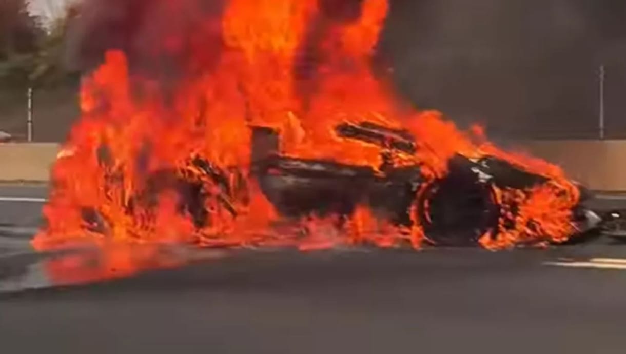 Hatalmas lángokkal égett porrá a rózsaszín Lamborghini
