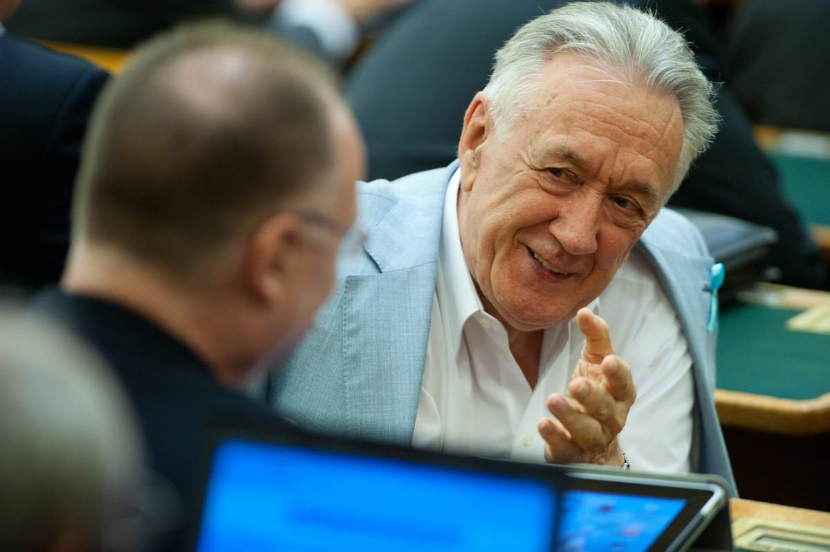 Az MSZP szerint a kormány szembemegy az EU-s adópolitikával