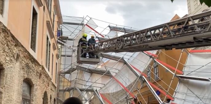 Egy térfigyelő kamera felvette, ahogy ledönti a szél a pécsi Aranyhajó Fogadó állványzatát