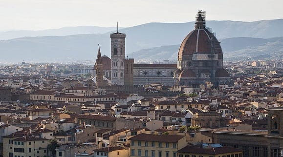 Firenze nem akar Mekit a Dóm téren, milliárdokra perlik