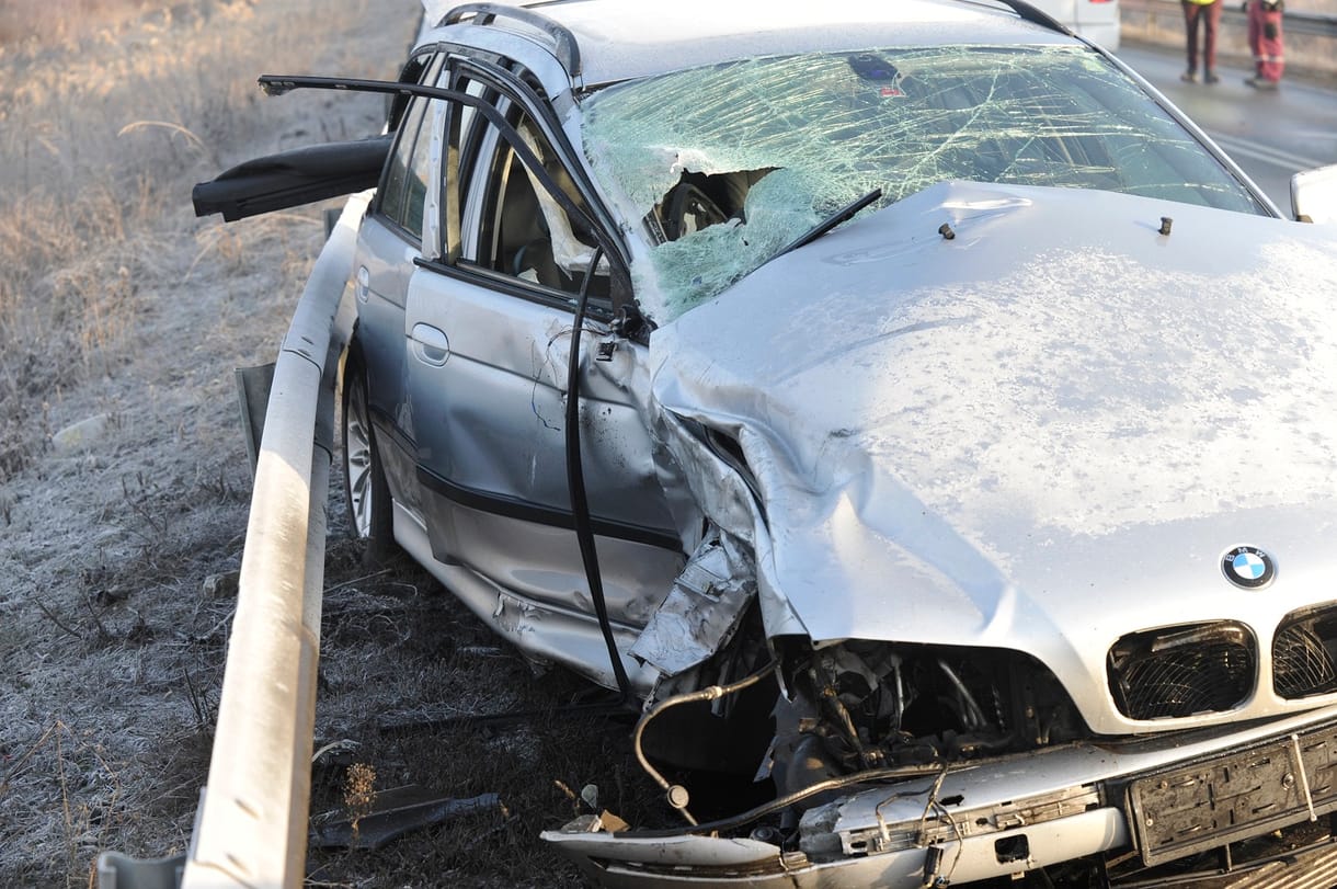 Egy BMW is összetört a 4-es főúton történt karambolban – helyszíni fotók