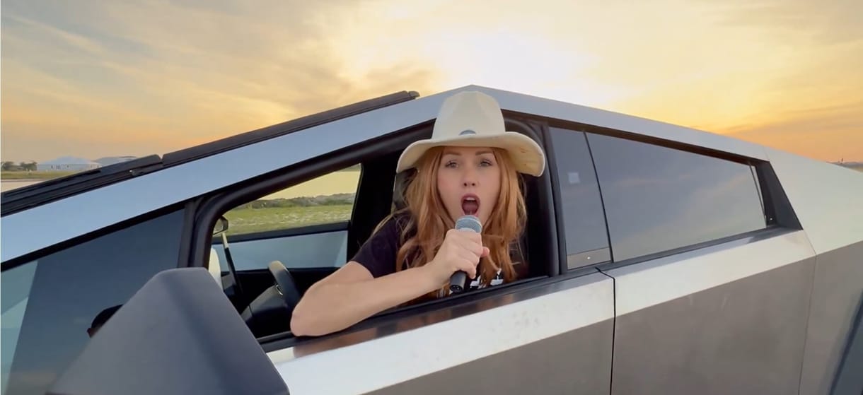 Zavarba ejtő dalba öntötte érzéseit Elon Musk lelkes támogatója
