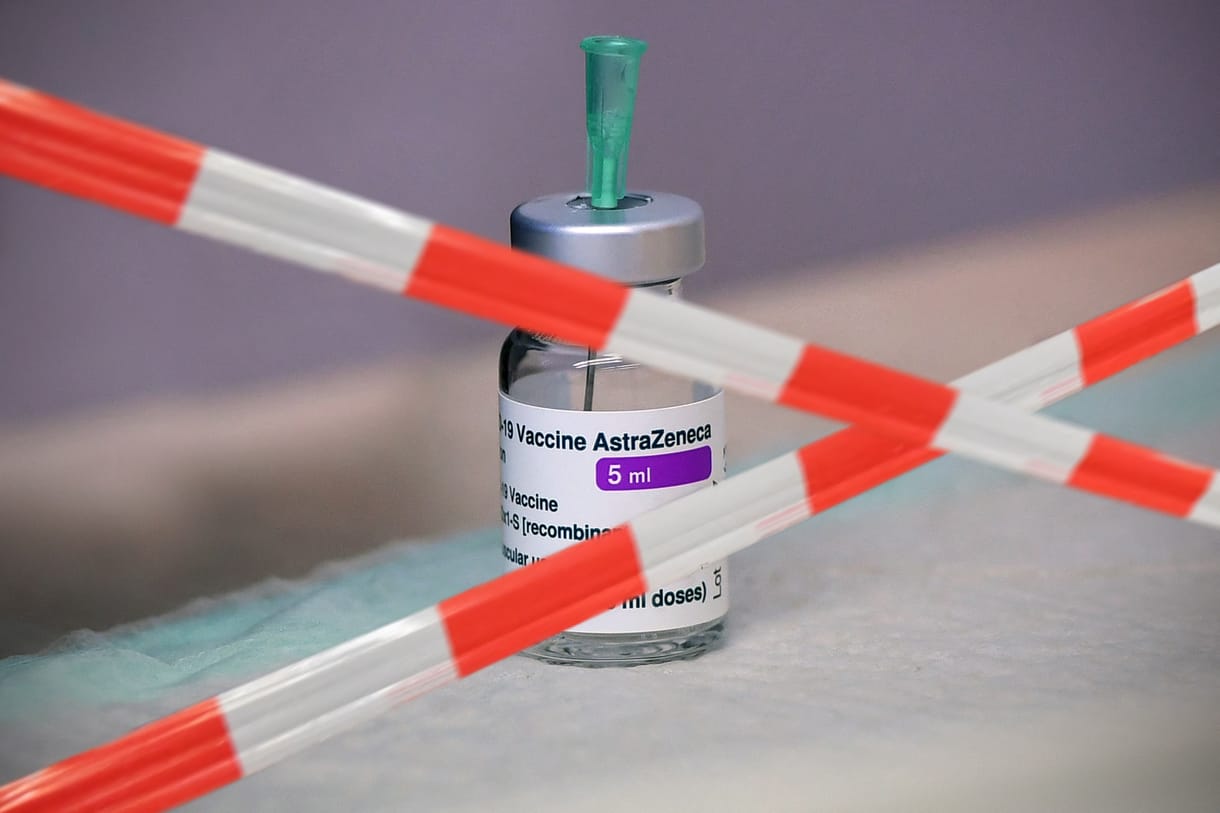 Kiveszik az AstraZeneca-vakcinát az oltási programból Dániában