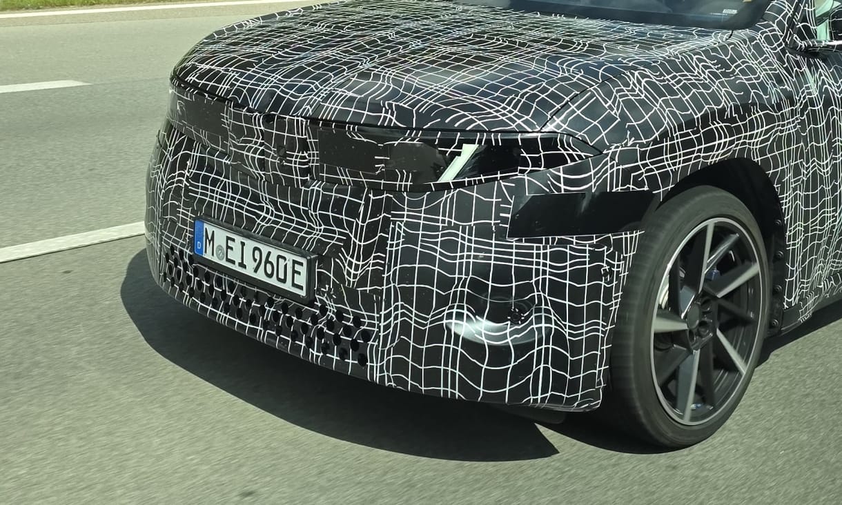 Autópályán kaptuk lencsevégre a debreceni álcázott BMW-t