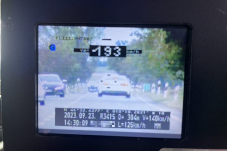 193-mal tépett el a rendőrautó mellett egy sofőr