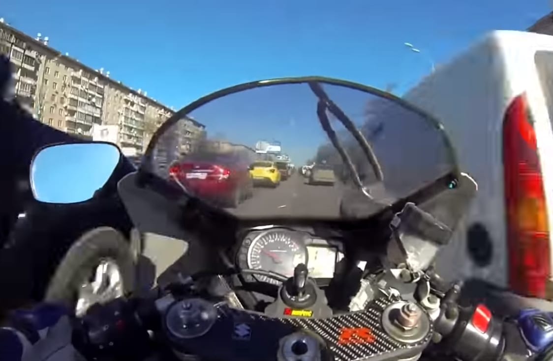 A nap videója: a motoros, aki elől minden autós lehúzódna a forgalomban