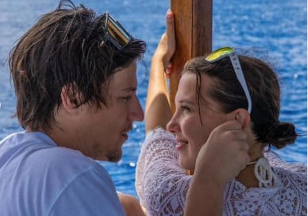 Eljegyezték a Stranger Things színésznőjét, Millie Bobby Brownt