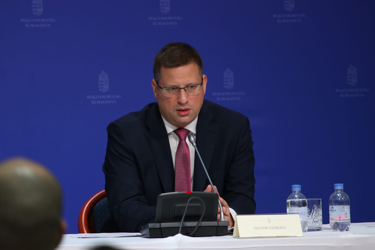 Gulyás: Védelmi hozzájárulást kell fizetniük a bankoknak, a multiknak és az energiacégeknek, a médiára is rászáll a kormány – ez volt a kormányinfó