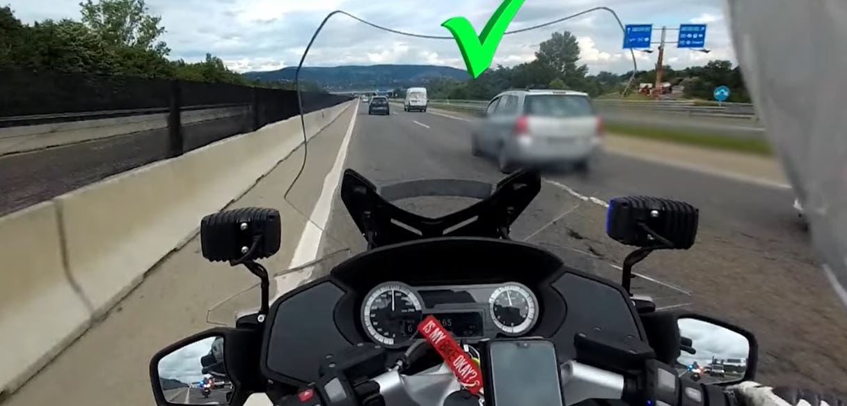 Motoros rendőrök mutatták meg fedélzeti kameráikon keresztül, hogyan viselkednek előttük az autósok