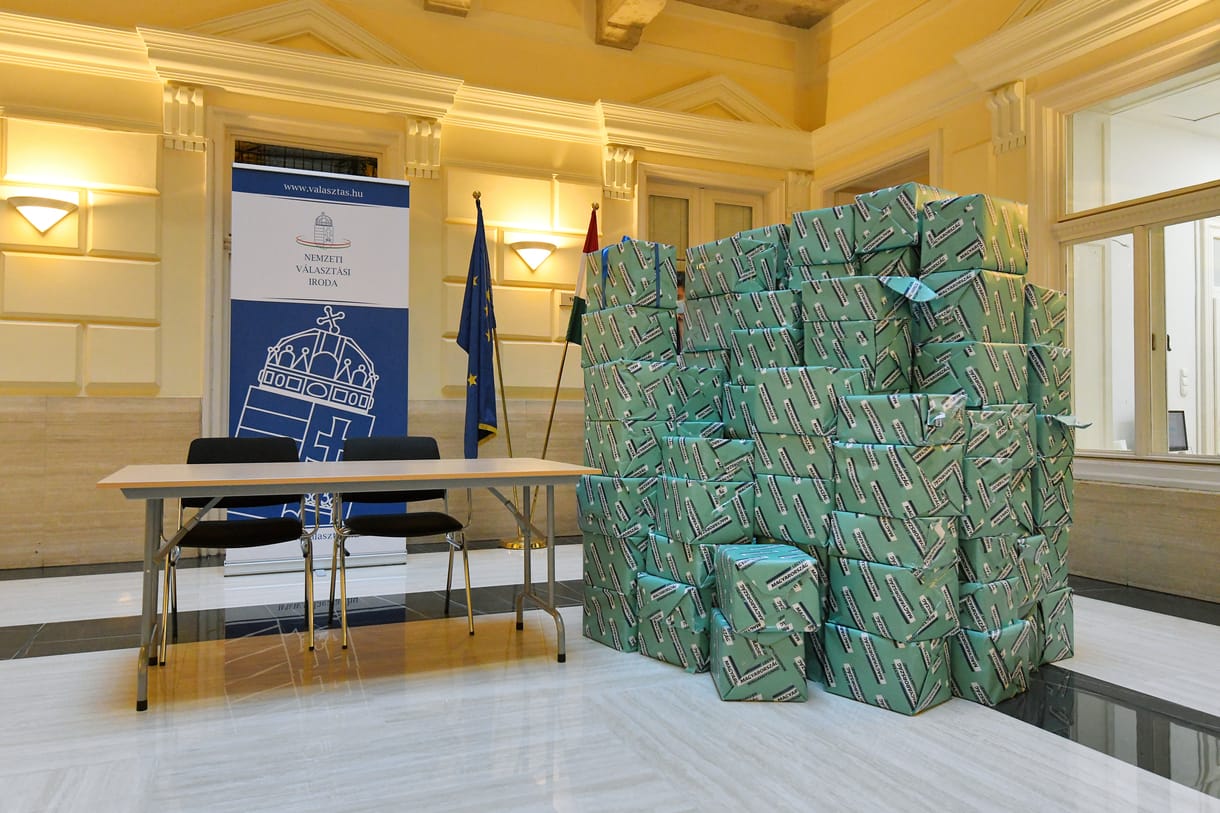 Elkezdték az ellenzék 470 ezer aláírásának ellenőrzését, de ebből biztos nem lesz népszavazás április 3-án