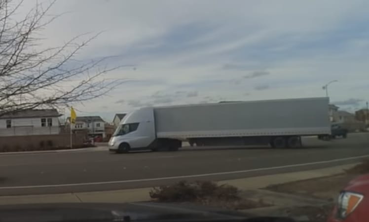 A nap autós videója: méretes vontatmánnyal is elképesztően gyorsul a Tesla villanykamionja