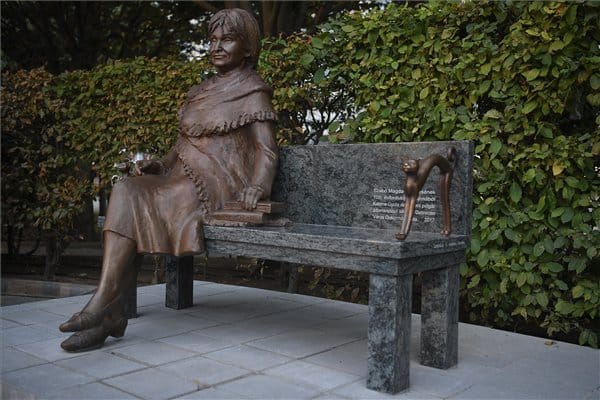 „Beszélő” szobrot kapott Debrecenben Szabó Magda
