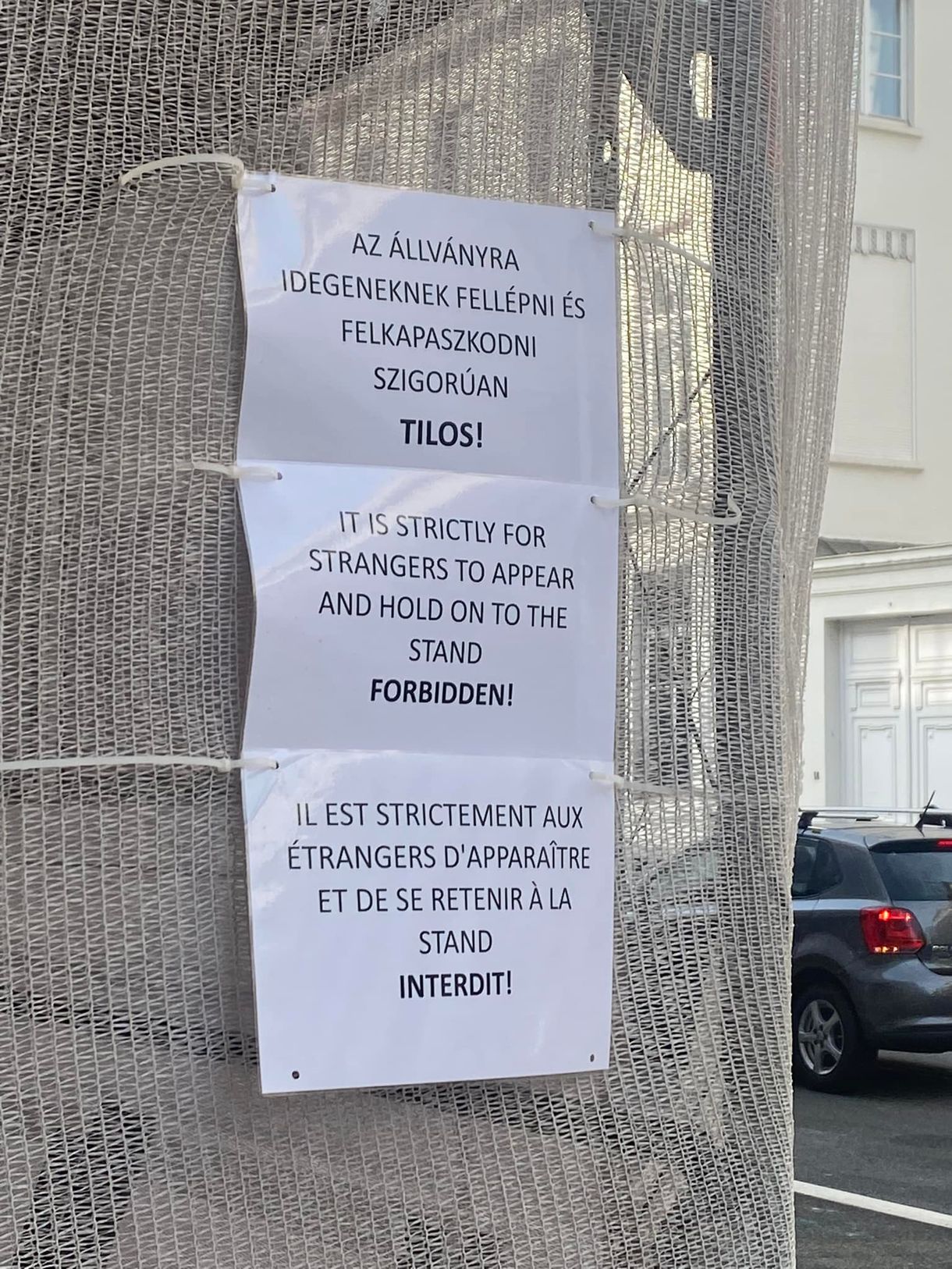 Fura angol fordítás szerepel a brüsszeli Magyar Ház állványzatán
