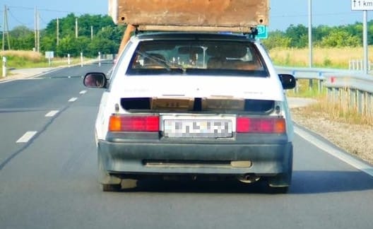 Még egy szekrény elfért volna: itt a mórahalmi autós, aki egy totemoszlopot vezetett